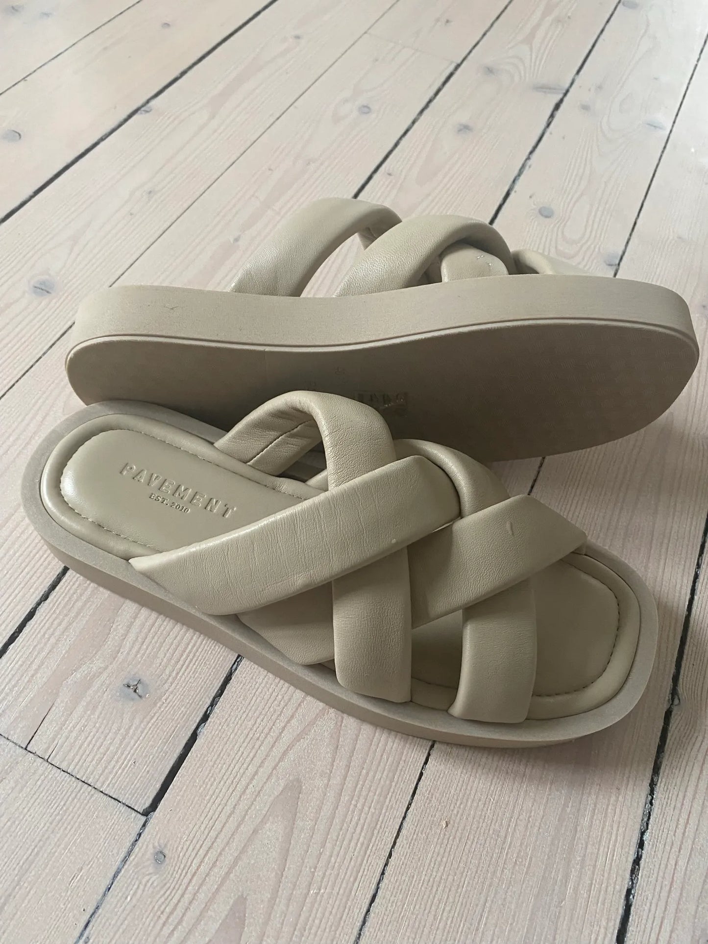 Pavement Sandals