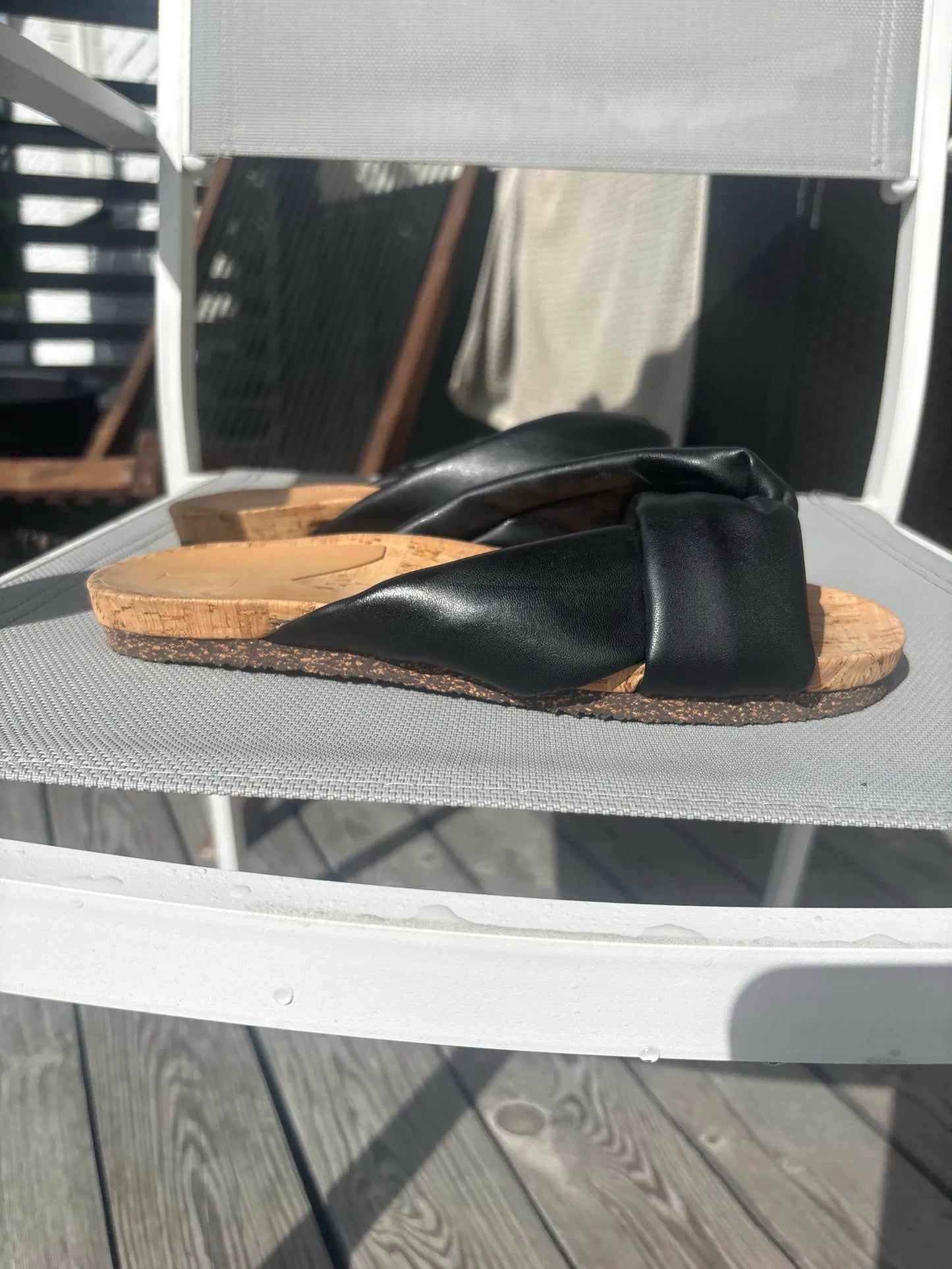 Flattered Lou Vegan Material Black Sandals